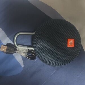 JBL Clip 3 Speaker with Carabiner in Dark Blue